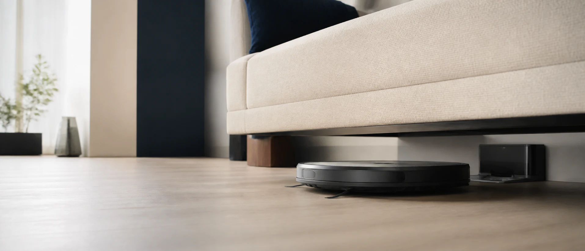 KI-generierter flacher Saugroboter bei der Reinigung unter einem niedrigen Sofa